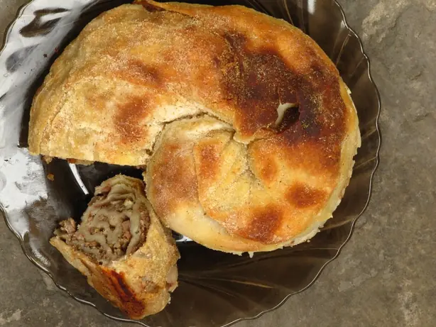 Foto von Krimtatarische Chebureki klassisch – fertig angerichtet