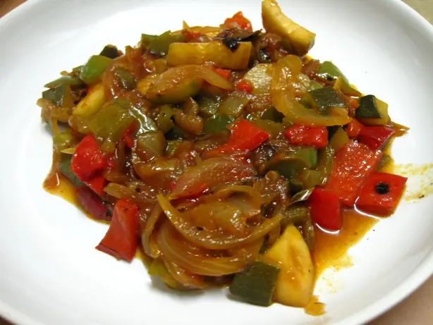 Foto von Balkan Hirtengulasch Sataraš – fertig angerichtet