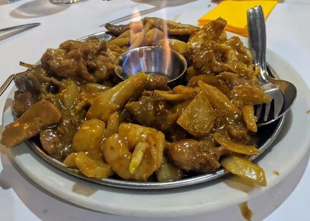 Foto von Australisch-chinesisches Hühnchen mit Gemüse – fertig angerichtet