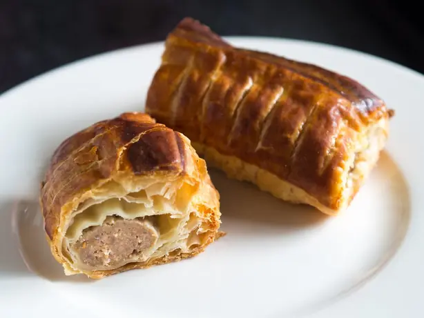 Foto von Saucijzenbroodje – fertig angerichtet