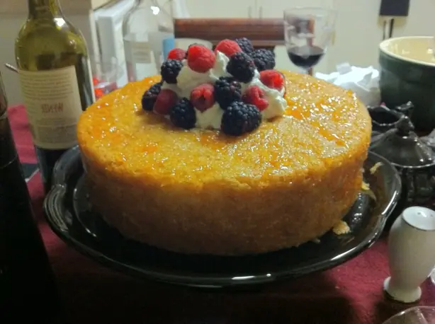 Foto von Klassischer Französischer Savarin – fertig angerichtet