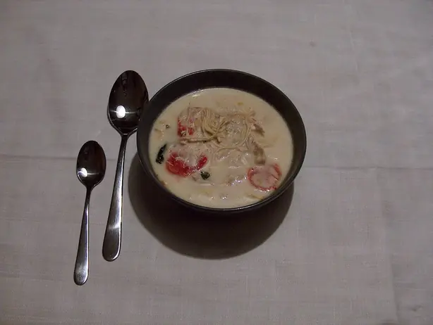 Foto von Scharfe Kokos-Hühnersuppe – fertig angerichtet