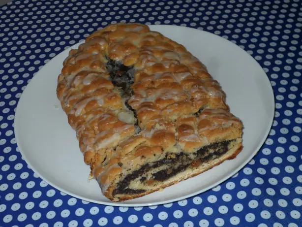 Foto von Klassischer Österreichischer Striezel – fertig angerichtet