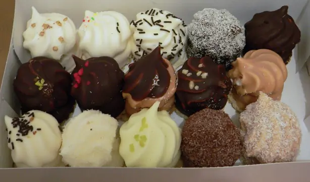 Foto von Klassische Schokoküsse hausgemacht – fertig angerichtet