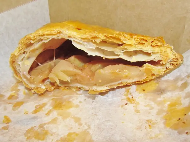 Foto von Apfel-Turnover mit Blätterteig – fertig angerichtet