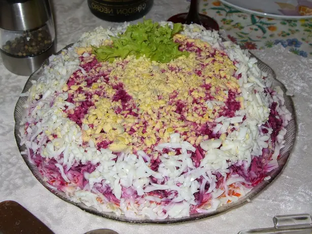 Foto von Hering unter dem Pelzmantel – fertig angerichtet