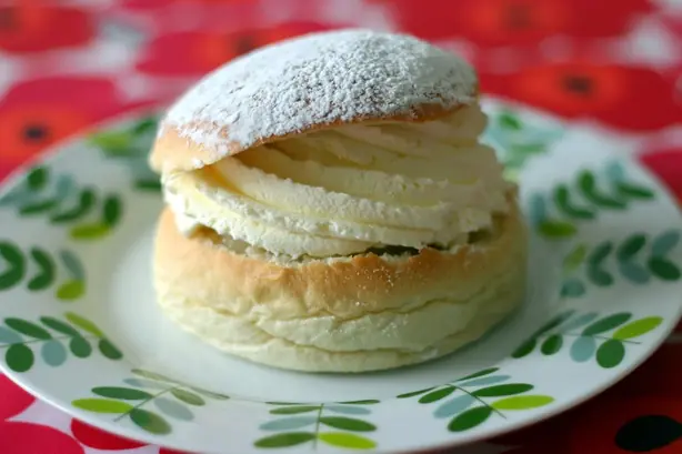 Foto von Klassische Schwedische Semlor – fertig angerichtet