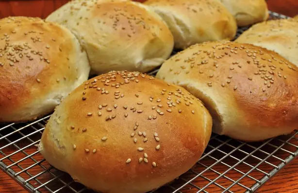 Foto von Klassische Brioche Burger Buns – fertig angerichtet