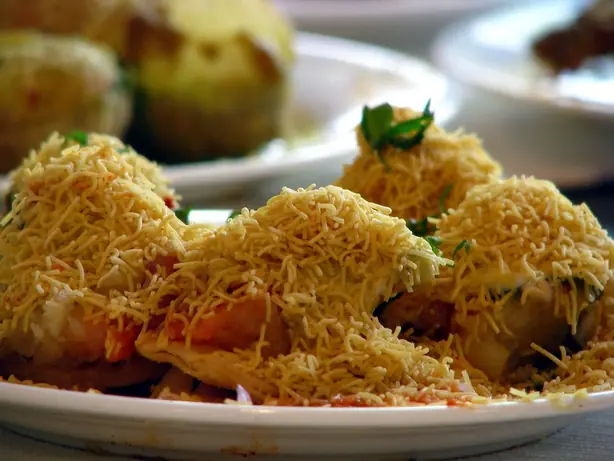 Foto von Mumbaier Sev Puri Chaat – fertig angerichtet