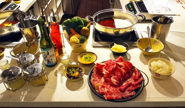 Foto von Japanisches Shabu Shabu Klassisch – fertig angerichtet