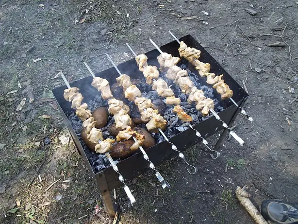 Foto von Türkischer Schisch Kebab klassisch – fertig angerichtet