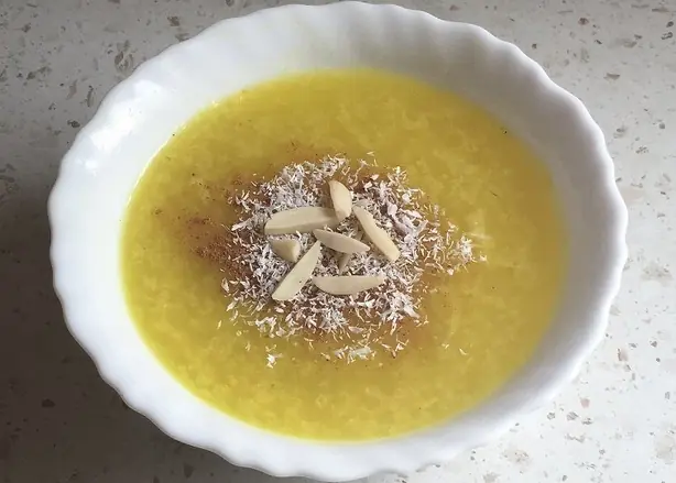 Foto von Persischer Sholeh Zard klassisch – fertig angerichtet