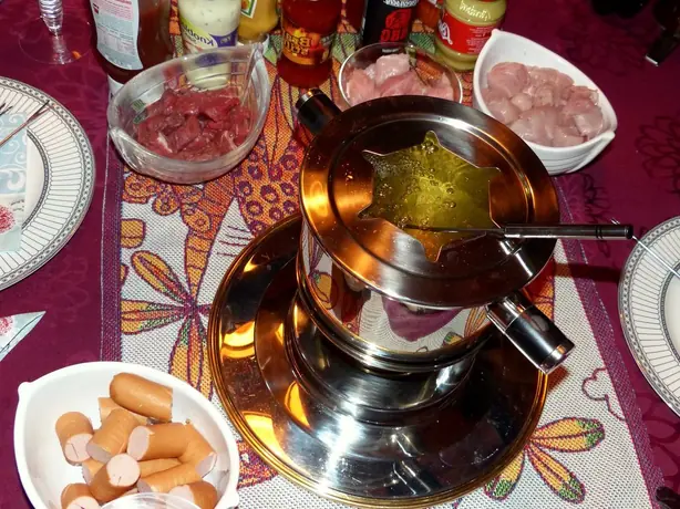 Foto von Klassisches Schweizer Käsefondue – fertig angerichtet