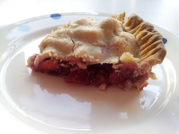 Foto von Kanadischer Bumbleberry Pie – fertig angerichtet