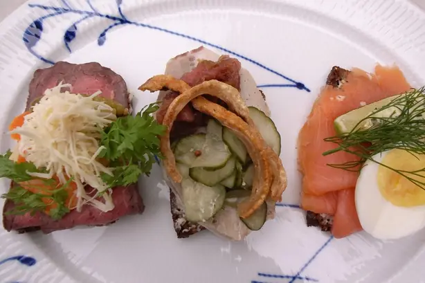 Foto von Dänisches Smørrebrød Roastbeef – fertig angerichtet