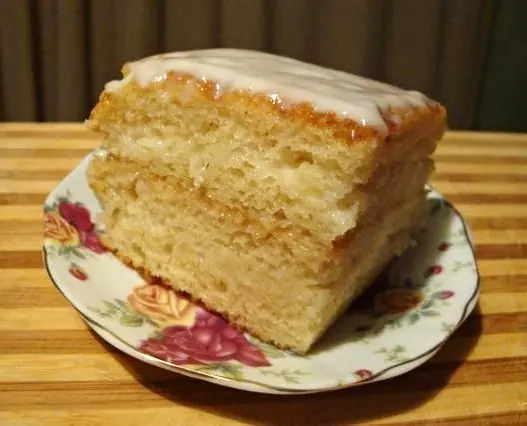 Foto von Russischer Smetannik Schichttorte – fertig angerichtet