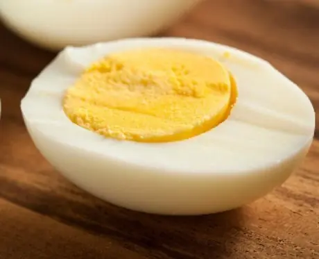 Foto von Prozedur zur hydrothermalen Strukturmodifikation eines kalkschalig gekapselten Oviprodukts (Gallus gallus domesticus) – fertig angerichtet