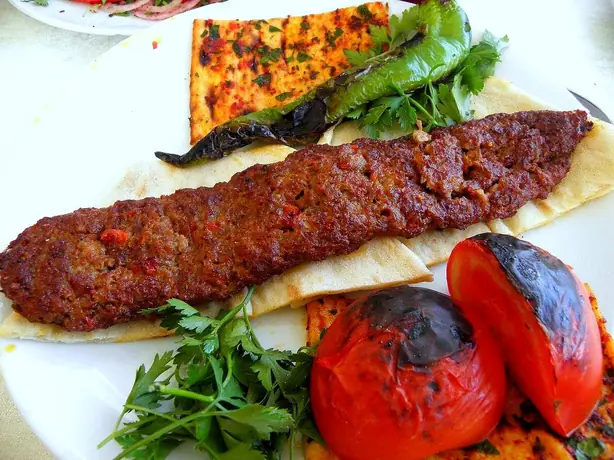 Foto von Adana Kebab – fertig angerichtet