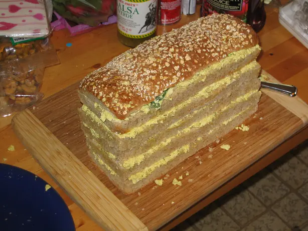 Foto von Amerikanische Party-Sandwich-Torte (Sandwich Loaf) – fertig angerichtet