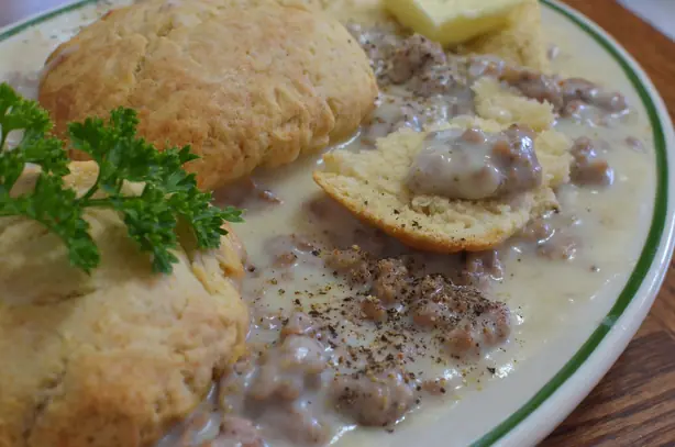 Foto von Amerikanische Wurstsauce (Sausage Gravy) – fertig angerichtet