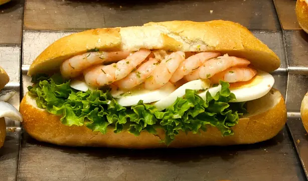 Foto von Australische Prawn Rolls (Garnelen-Sandwich) – fertig angerichtet