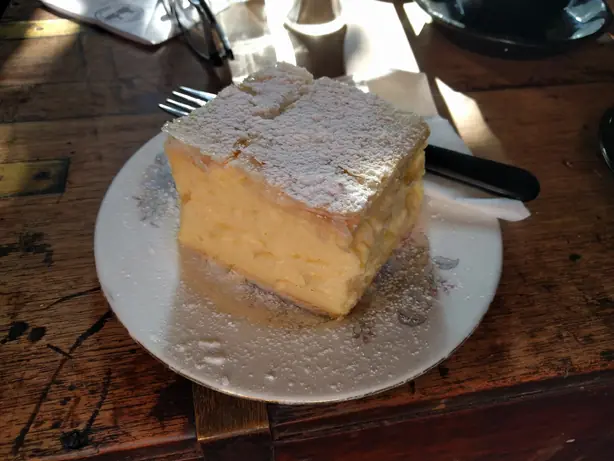 Foto von Australischer Vanilla Slice – fertig angerichtet