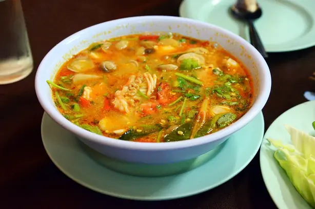 Foto von Authentische Tom Yum Suppe (Tom Yam) – fertig angerichtet