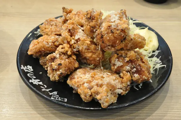 Foto von Authentisches japanisches Karaage (knuspriges, frittiertes Hühnchen) – fertig angerichtet