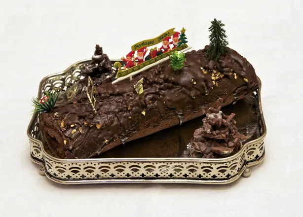 Foto von Bûche de Noël (Weihnachtsbaumstamm) – fertig angerichtet