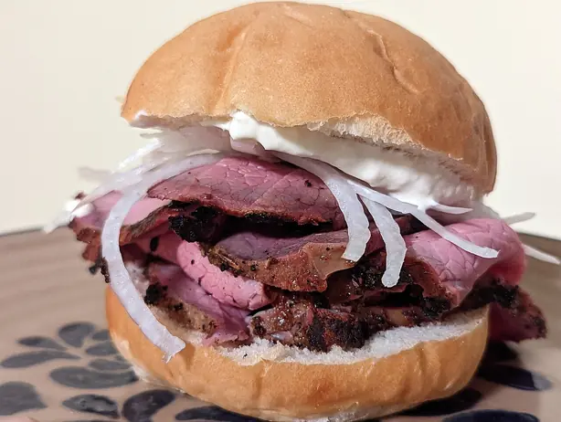 Foto von Baltimore Pit Beef Sandwich – fertig angerichtet