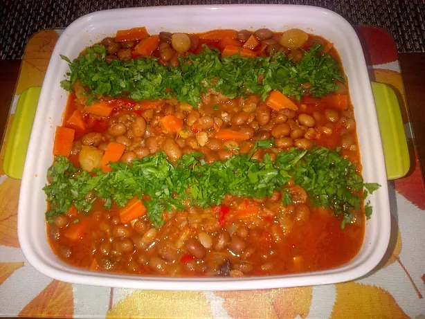 Foto von Barbunya Pilaki (Türkischer Borlotti-Bohnen-Eintopf) – fertig angerichtet
