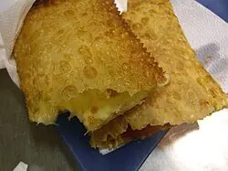 Foto von Brasilianische Pasteis (Knusprige Teigtaschen) – fertig angerichtet