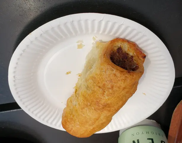 Foto von Britische Sausage Rolls (Wurstrollen im Blätterteig) – fertig angerichtet
