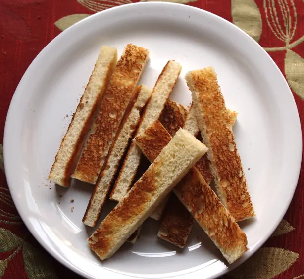 Foto von Britische Toast-Soldaten mit weichgekochtem Ei – fertig angerichtet