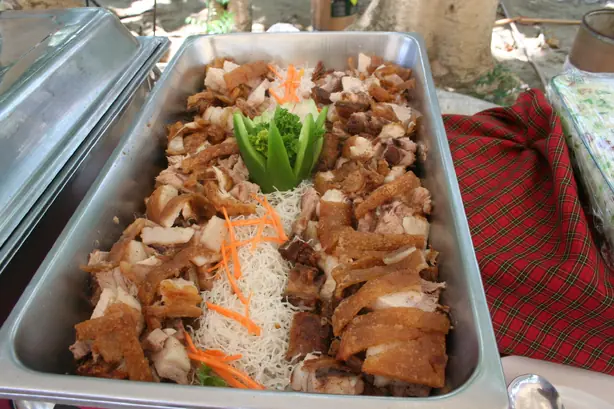 Foto von Cebu Style Lechon (Knuspriger Schweinebauch-Rollbraten) – fertig angerichtet