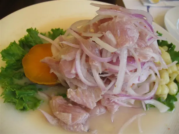 Foto von Ceviche Peruano (Peruanisches Ceviche) – fertig angerichtet