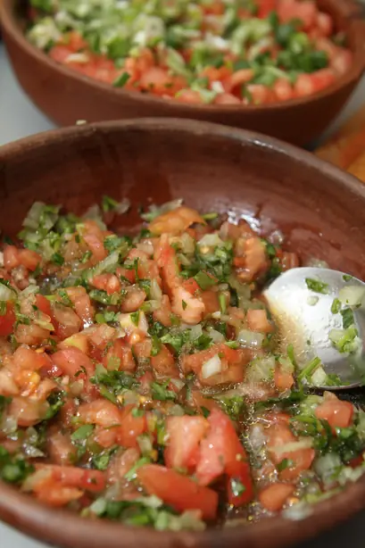 Foto von Chilenische Pebre (Scharfe Koriander-Salsa) – fertig angerichtet