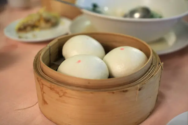 Foto von Chinesische Lotus-Dampfbrötchen (Lian Rong Bao) - Der süße Dim-Sum-Klassiker – fertig angerichtet