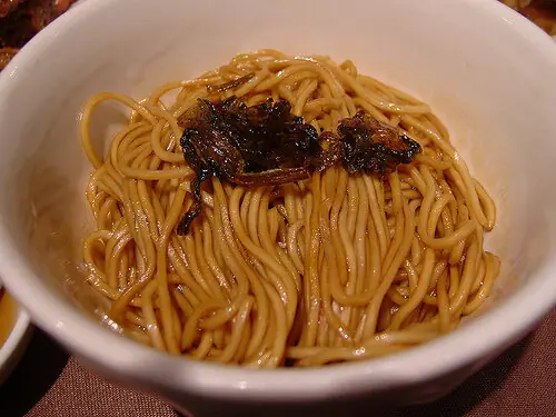 Foto von Chinesische Öl-Nudeln (You Po Mian) – Aromatisch & Schnell – fertig angerichtet