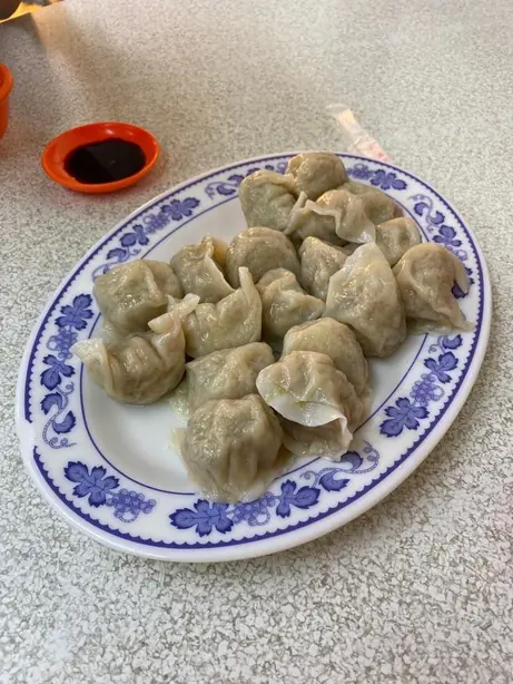 Foto von Chinesische Pot Stickers (Guotie) – Knusprige Pfannen-Dumplings – fertig angerichtet