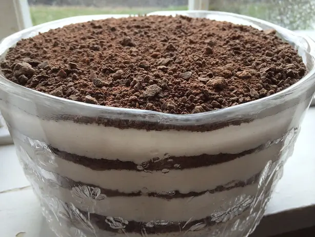 Foto von Dronning Mauds Pudding (Norwegisches Königin-Maud-Dessert) – fertig angerichtet