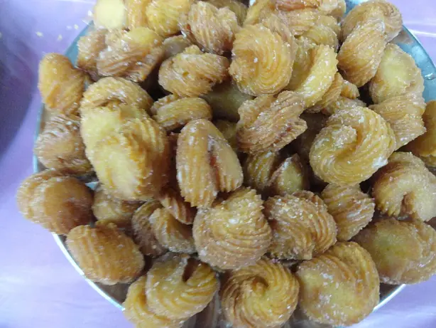 Foto von Gavvalu (Indische süße Muscheln) – fertig angerichtet