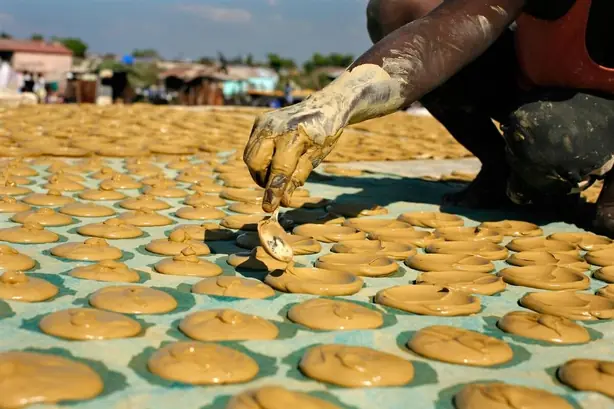 Foto von Haitianische Lehmkekse (Bonbon Tè) - Traditionelle sonnengetrocknete Galettes – fertig angerichtet