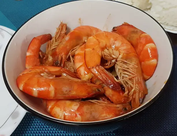 Foto von Halabos na Hipon – Philippinische gedünstete Garnelen – fertig angerichtet