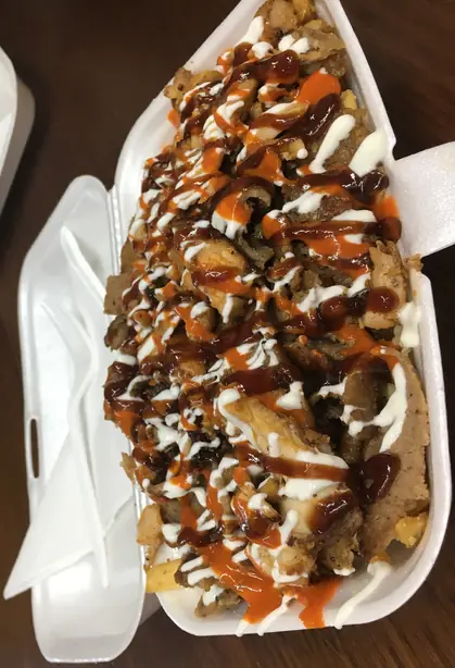 Foto von Halal Snack Pack (HSP) - Der australische Kult-Imbiss – fertig angerichtet
