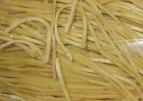 Foto von Hausgemachte Garnelenrogen-Nudeln (Xia Zi Mian) – fertig angerichtet