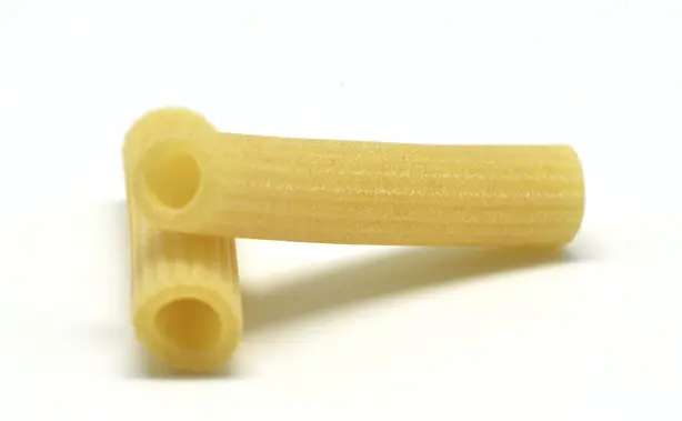 Foto von Hausgemachte Sedani (Italienische Röhrenpasta) – fertig angerichtet