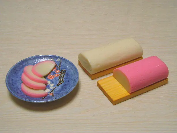 Foto von Hausgemachtes Kamaboko (Gedämpfter japanischer Fischkuchen) – fertig angerichtet