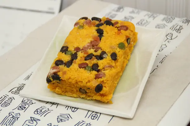 Foto von Hobak-tteok – Traditioneller Koreanischer Kürbis-Reiskuchen – fertig angerichtet