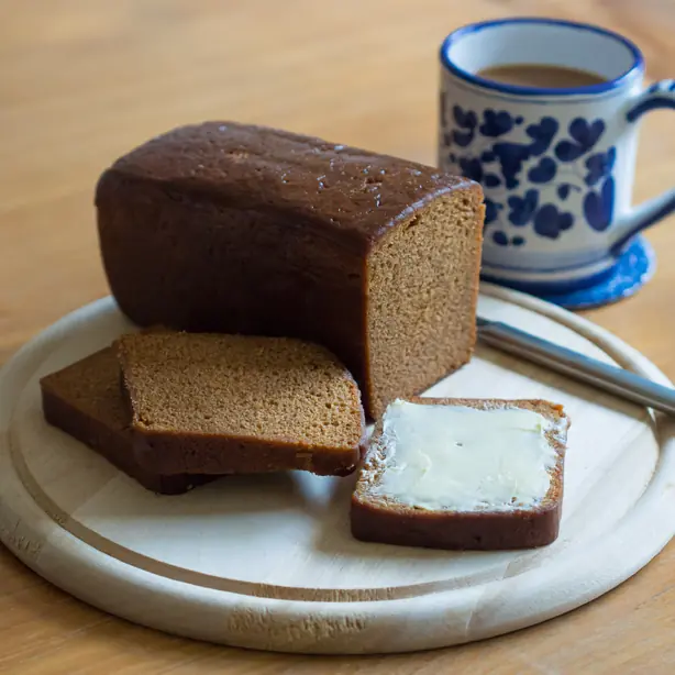 Foto von Holländischer Frühstückskuchen (Ontbijtkoek) - Würziger Roggenklassiker – fertig angerichtet